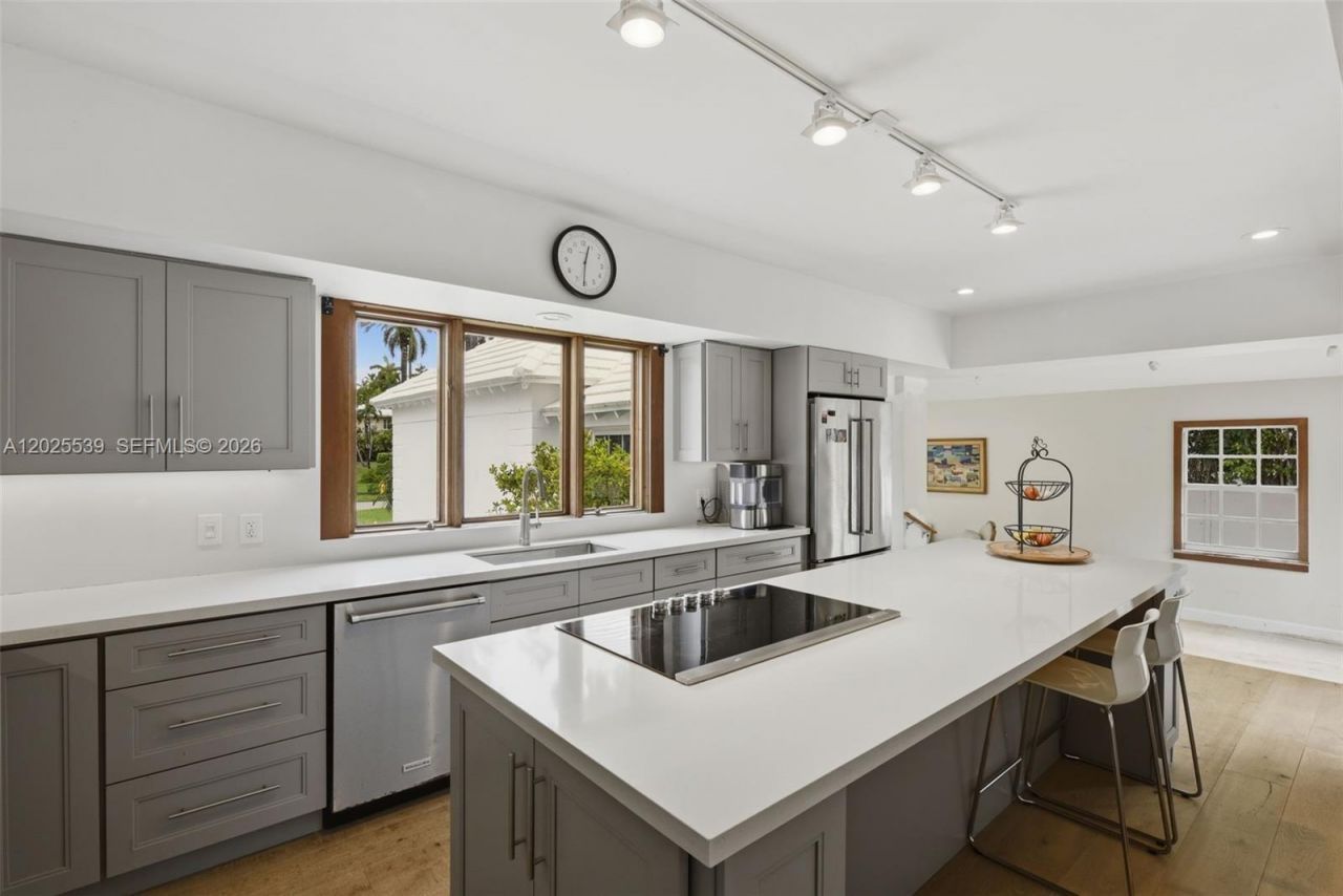 2535 Sunset Dr, Miami Beach, FL 33140 Photo