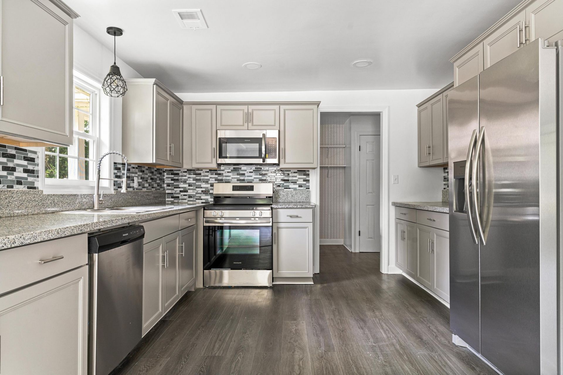 565 Louis Street Photo 17