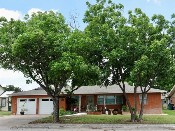 1410 Reynolds Street, Goldthwaite, TX 76844