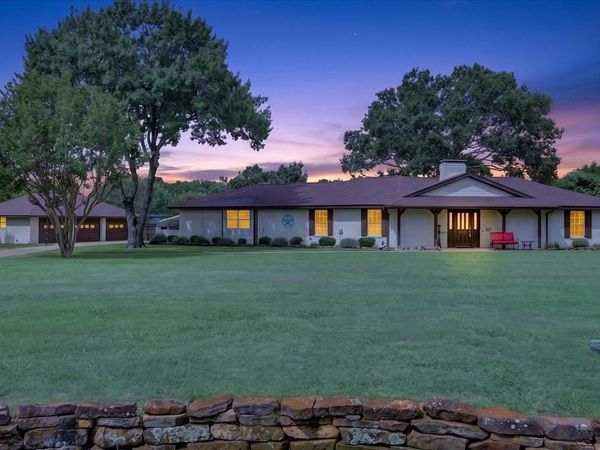 105 Elm Drive, Oak Leaf, TX 75154
