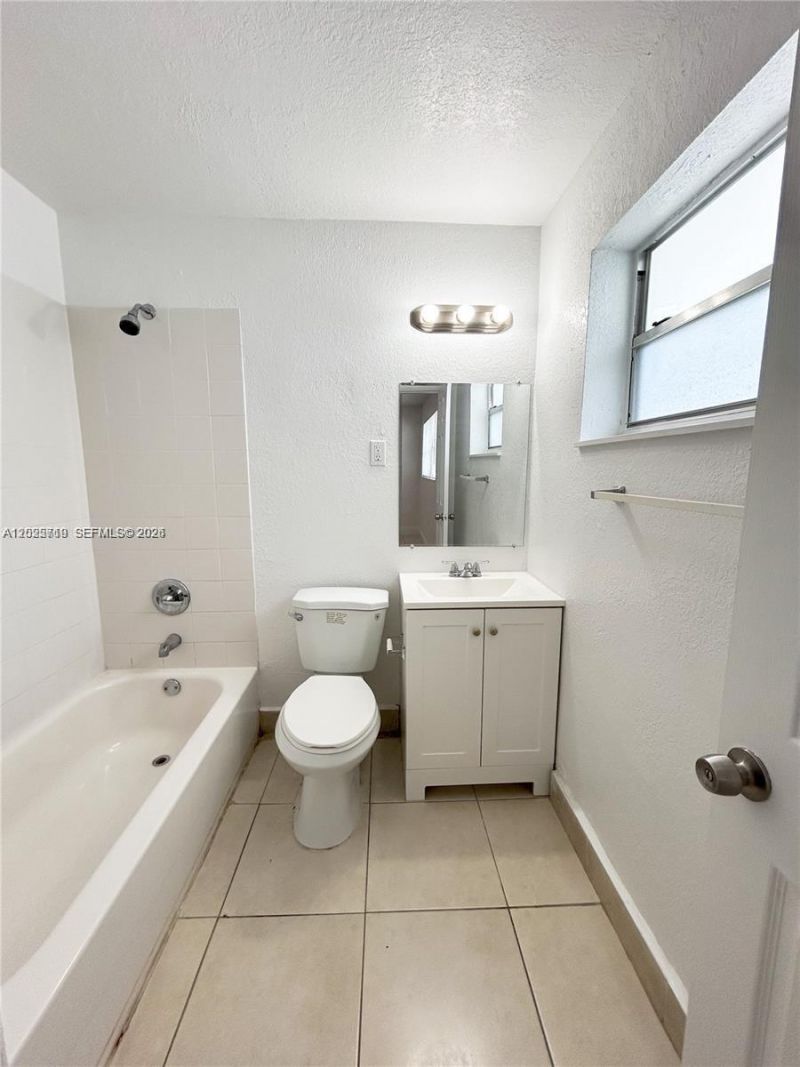 2070 NE 162nd St, Unit 4, North Miami Beach, FL 33162 Photo