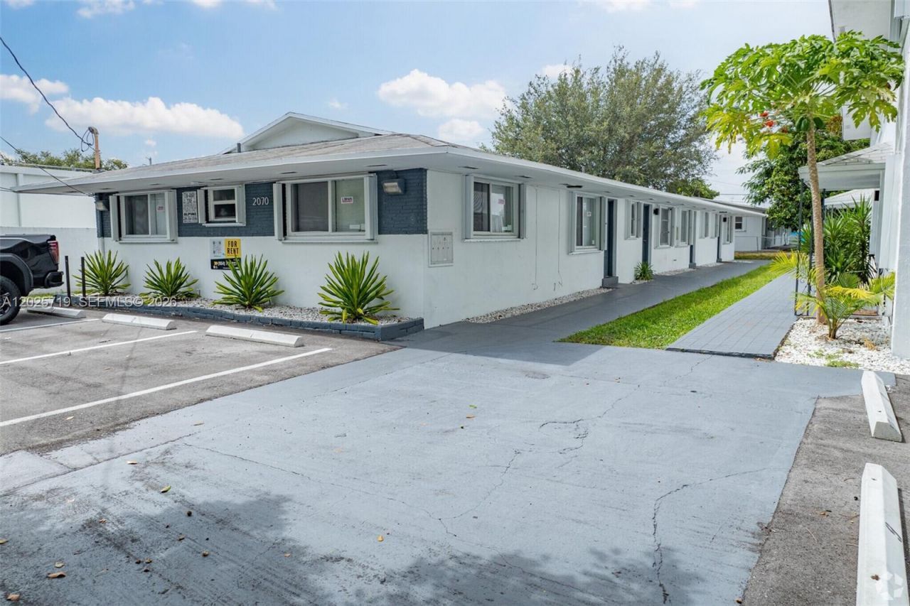 2070 NE 162nd St, Unit 4, North Miami Beach, FL 33162 Photo