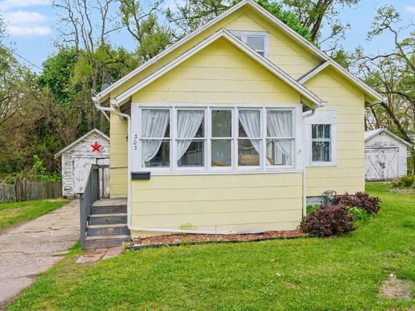 303 N Lowe Street, Dowagiac, MI 49047