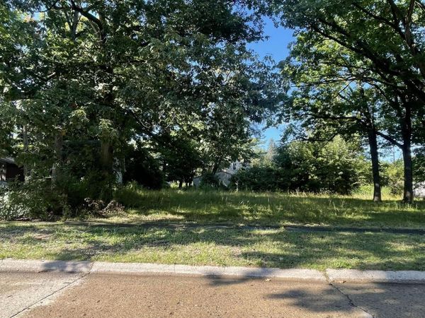 3301 N Center Road, Flint, MI 48506