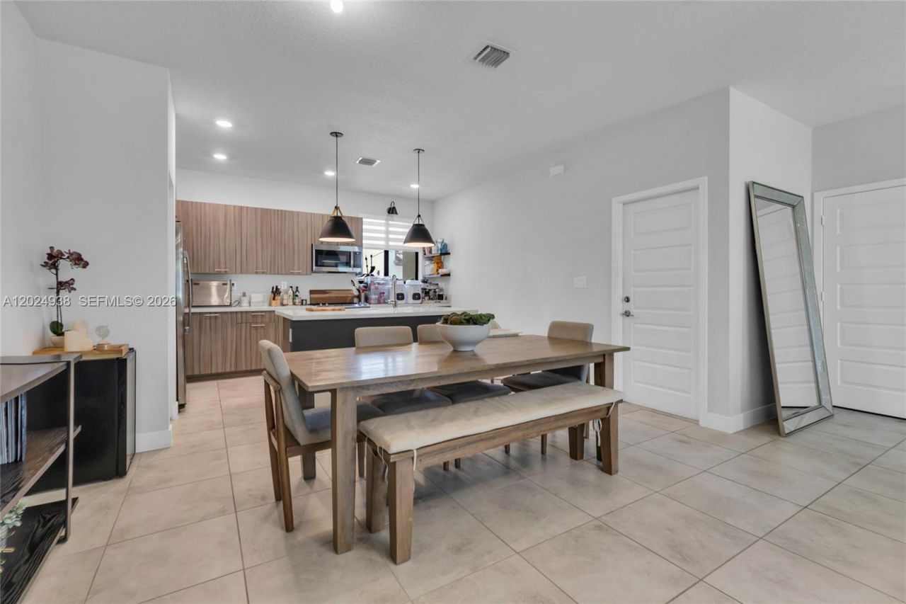4838 NW 83rd Pkwy, Doral, FL 33166 Photo