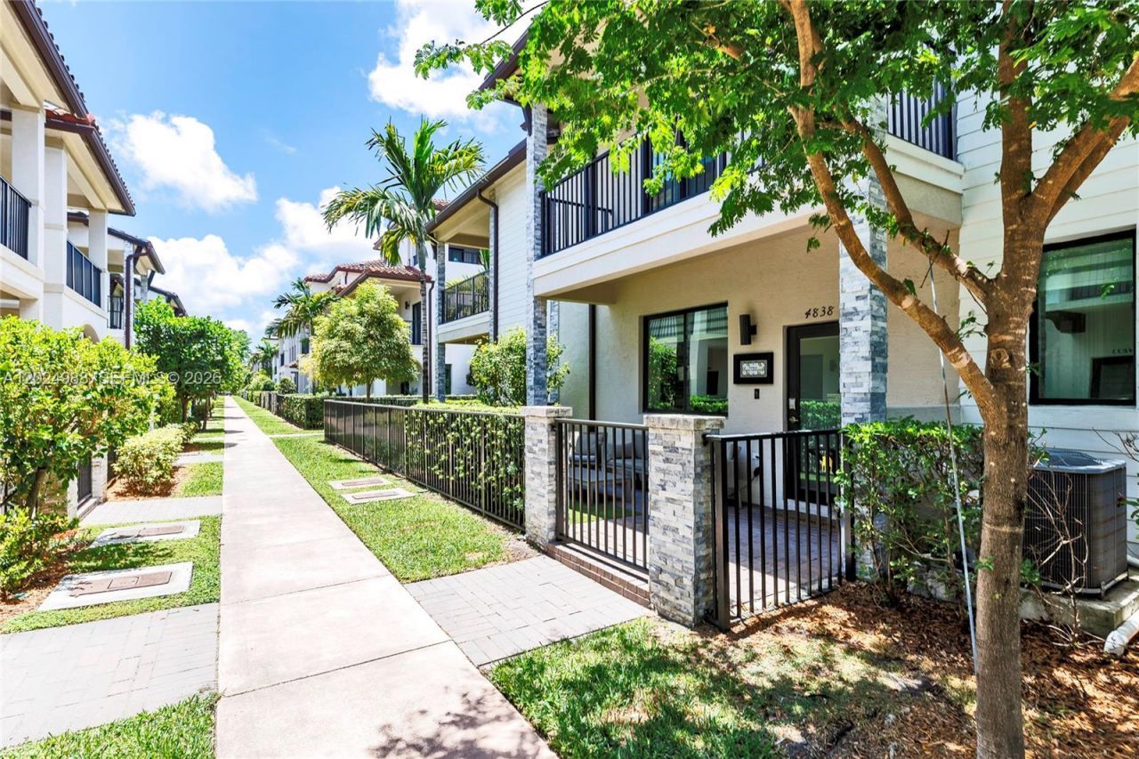 4838 NW 83rd Pkwy, Doral, FL 33166 Photo