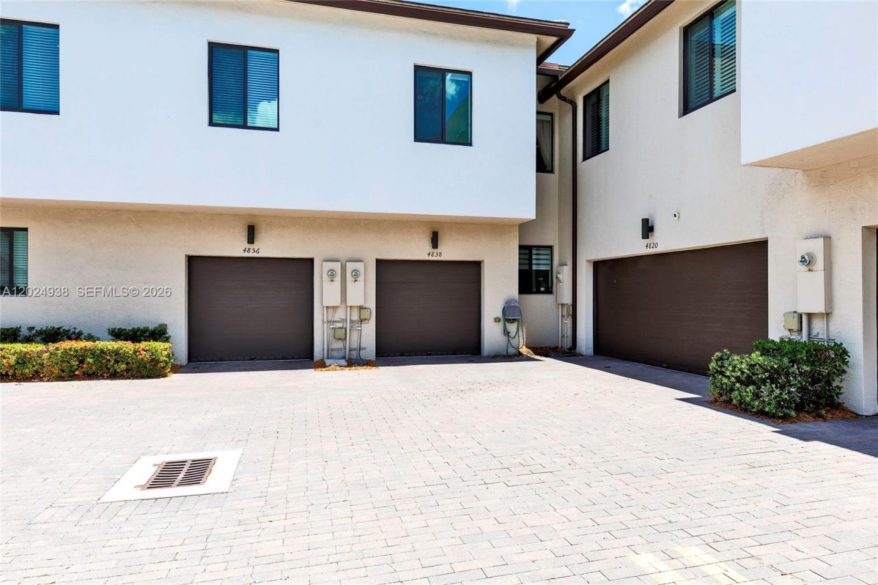 4838 NW 83rd Pkwy, Doral, FL 33166 Photo