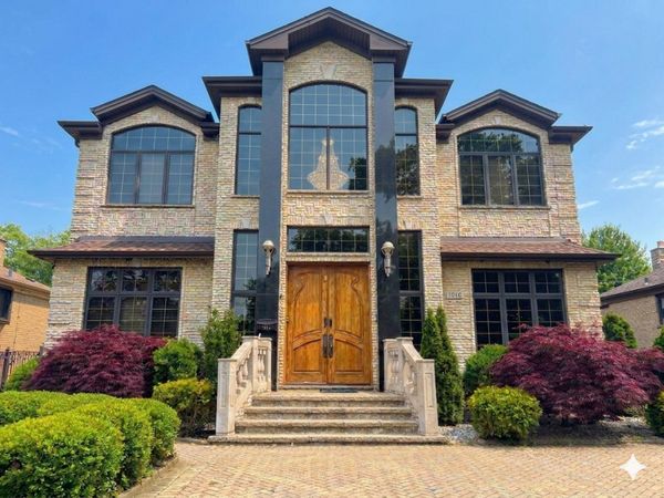 7016 N East Prairie Road, Lincolnwood, IL 60712