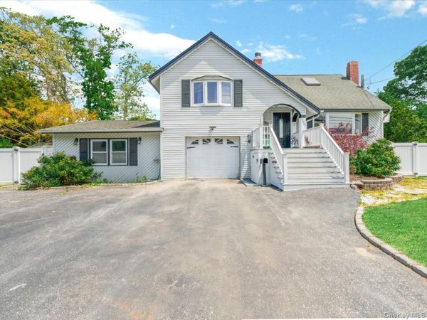 434 N Alleghany Avenue , Lindenhurst, NY 11757