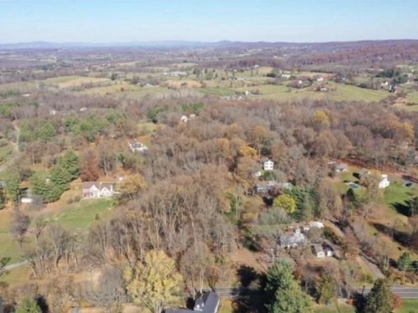 CHARLES TOWN PIKE , PAEONIAN SPRINGS, VA 20129