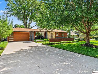 10416 Oak Street , Omaha, NE 68124