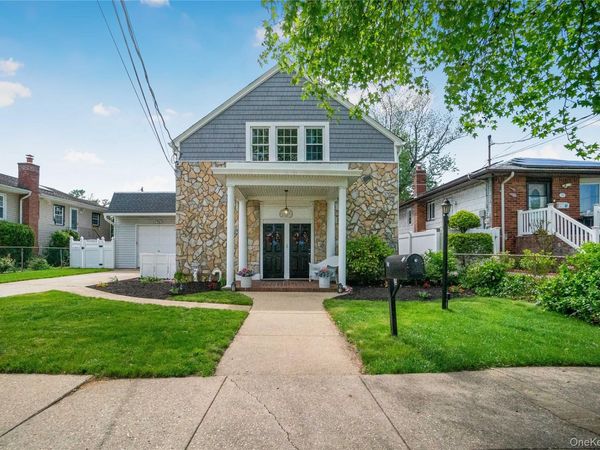 17 Oxford Street, Malverne, NY 11565