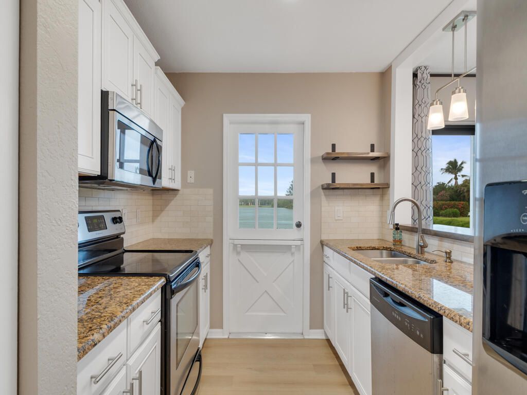 3206 S Lakeview Circle, Unit 1105, Fort Pierce, FL 34949 Photo