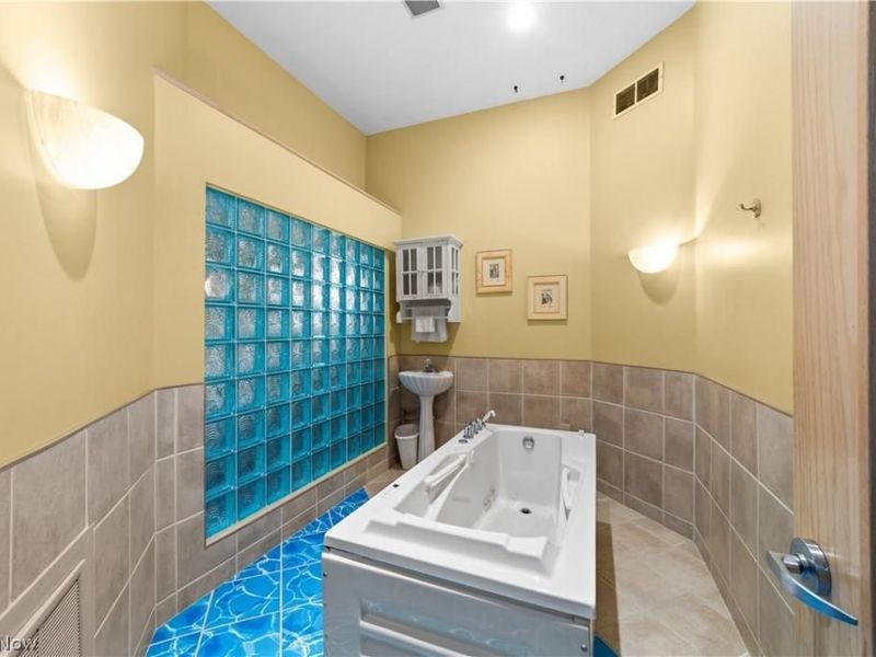 6071 Middle Ridge Road , Lorain, OH 44053 Photo 29