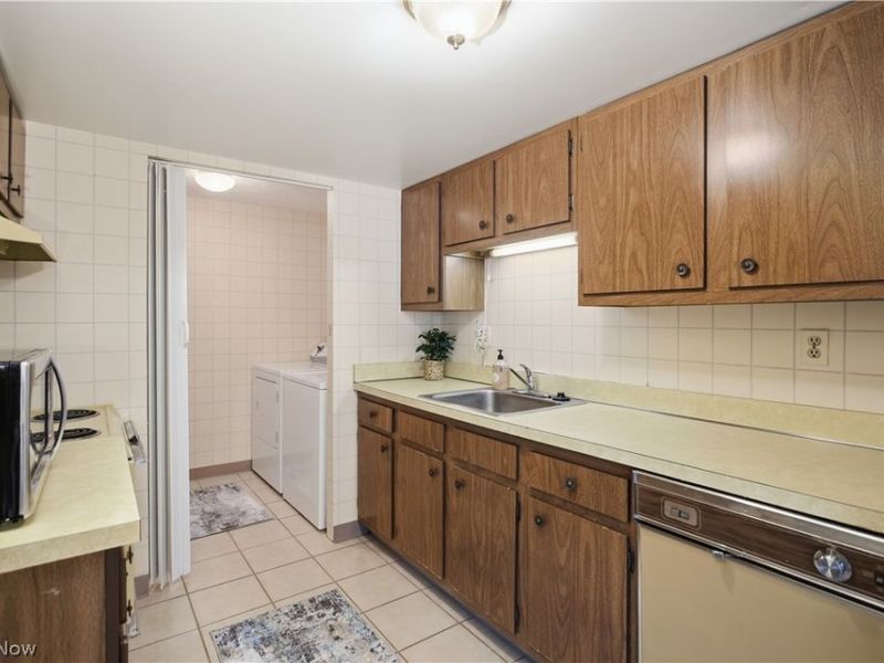 6895 Carriage Hill Drive , Brecksville, OH 44141 Photo 17