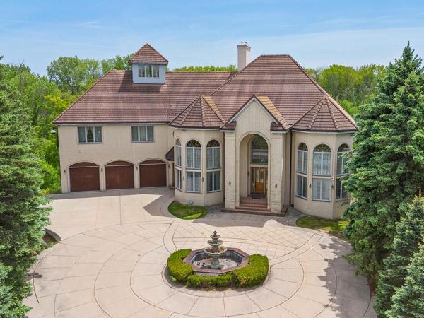 N78W13031 Country Club COURT, Menomonee Falls, WI 53051