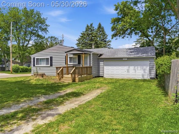 1437 E Parkwood Avenue, Burton, MI 48529