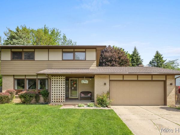 1649 Pembroke Street SE, Kentwood, MI 49508