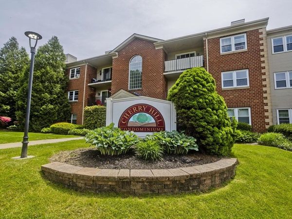 24 Maplecrest Cir, Unit D, Holyoke, MA 01040