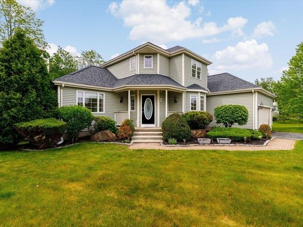 8 Cardinal Cir, Shrewsbury, MA 01545
