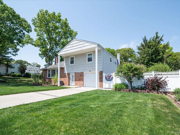 5 Spruceton Street , Brookhaven, NY 11784