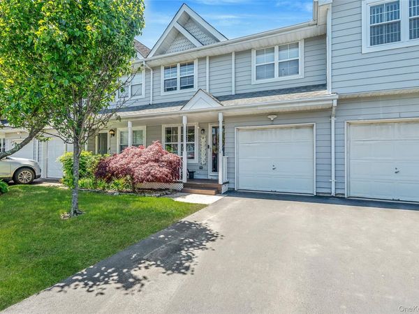 2 Clubhouse Circle , Central Islip, NY 11722