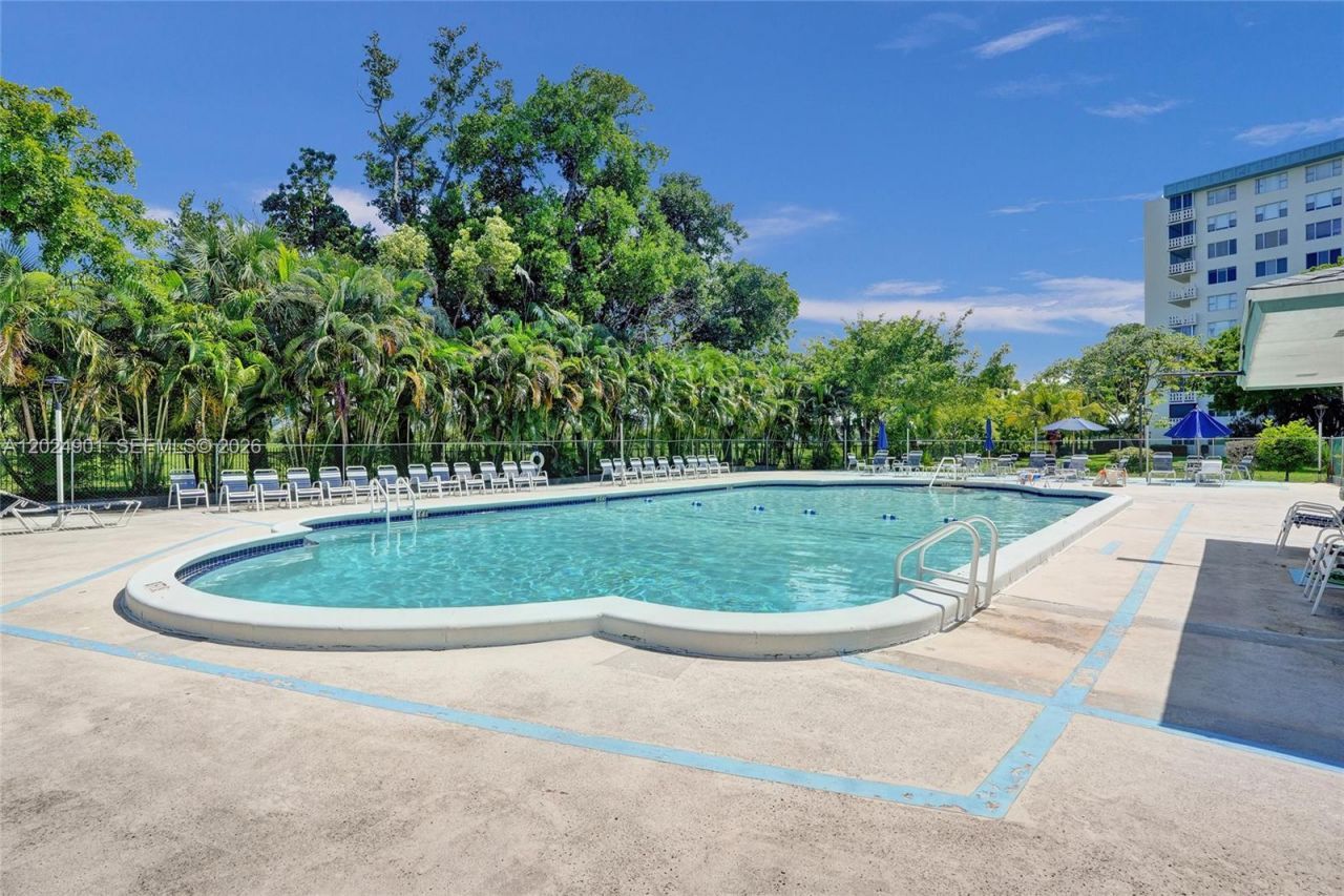4200 Hillcrest Dr , Unit 820, Hollywood, FL 33021 Photo