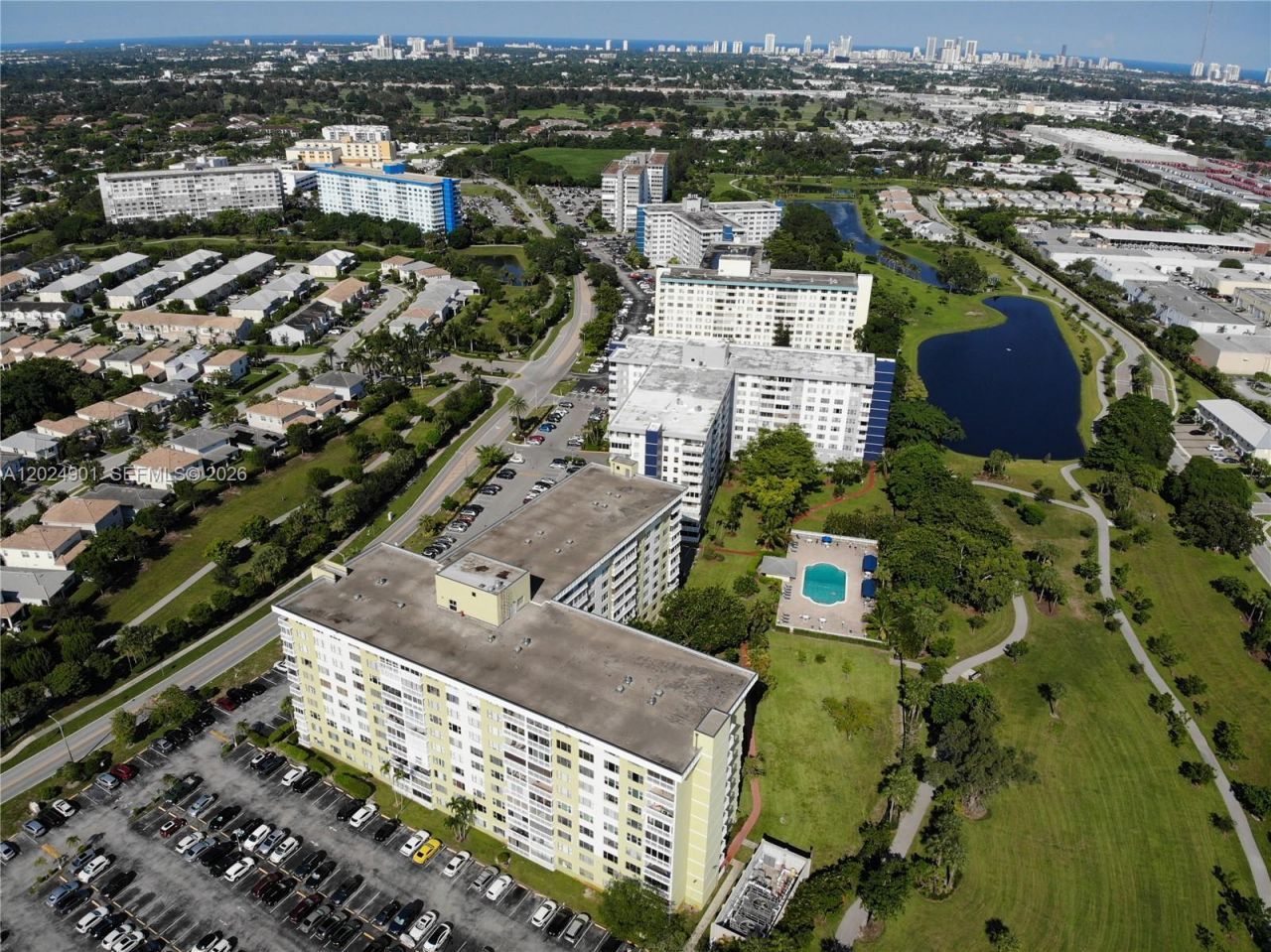 4200 Hillcrest Dr , Unit 820, Hollywood, FL 33021 Photo