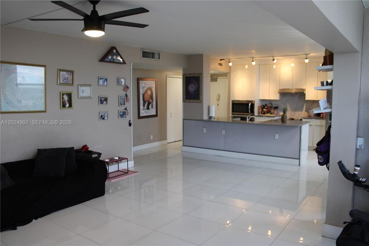 4200 Hillcrest Dr , Unit 820, Hollywood, FL 33021 Photo