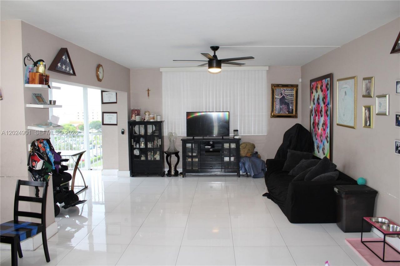 4200 Hillcrest Dr , Unit 820, Hollywood, FL 33021 Photo