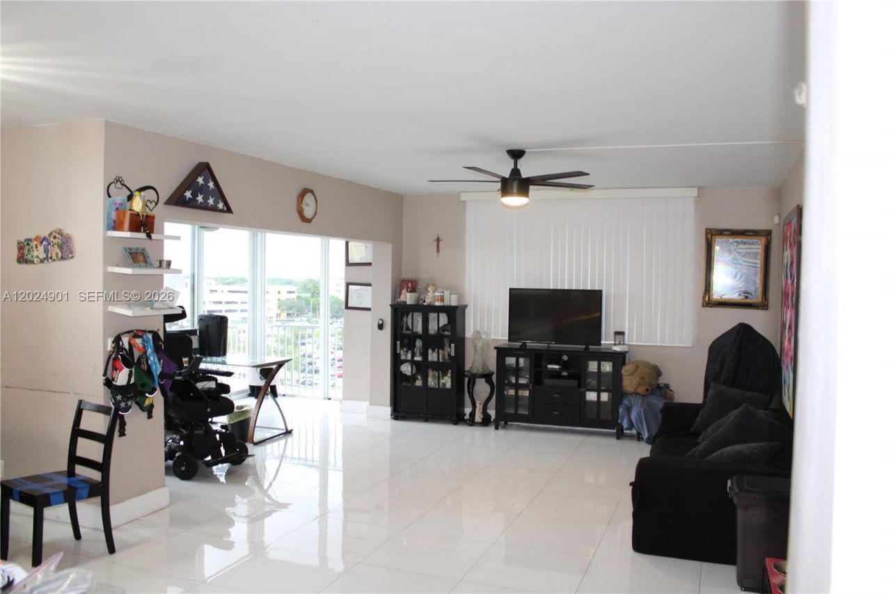 4200 Hillcrest Dr , Unit 820, Hollywood, FL 33021 Photo