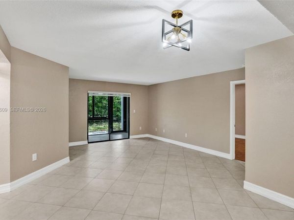927 NE 199th St, Unit 103, Miami, FL 33179
