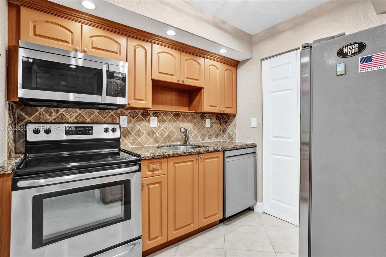 927 NE 199th St, Unit 103, Miami, FL 33179 Photo