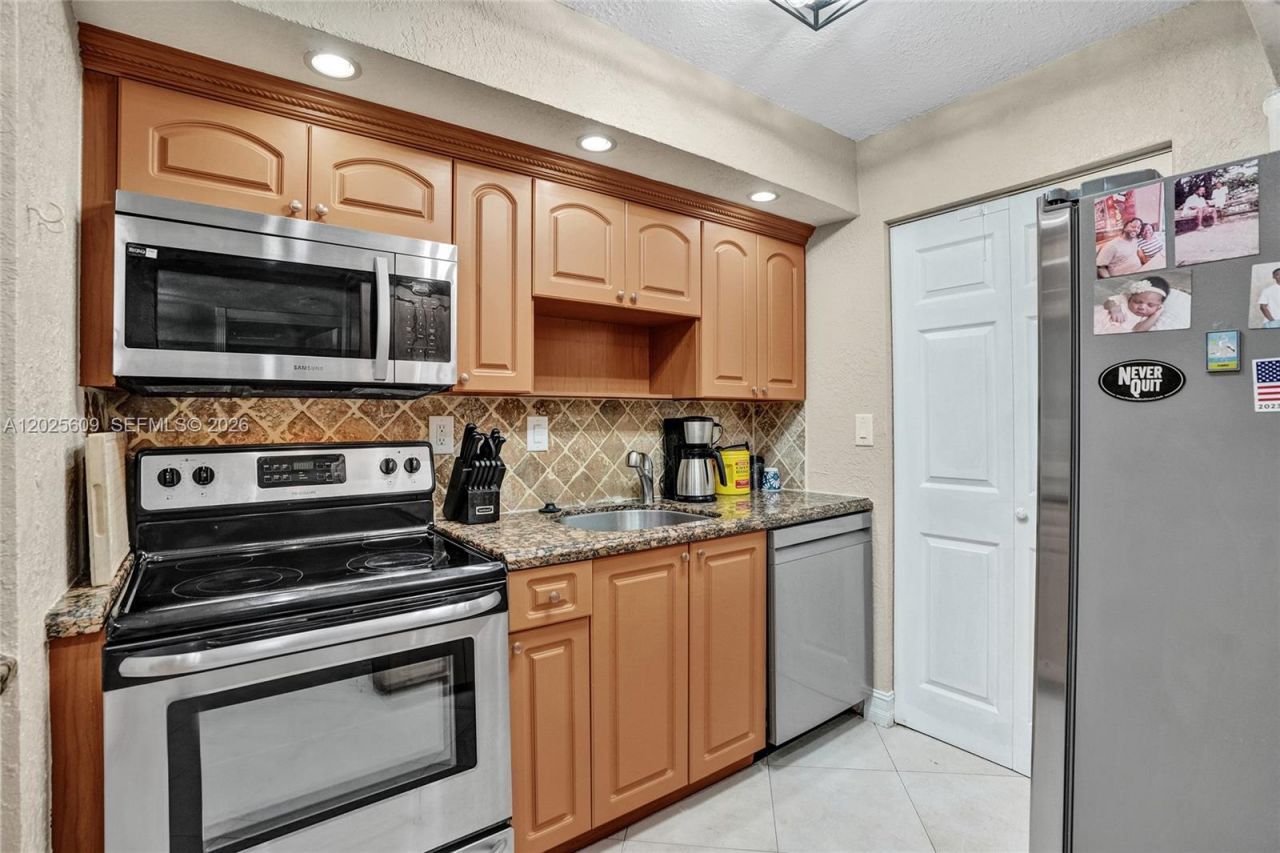 927 NE 199th St, Unit 103, Miami, FL 33179 Photo