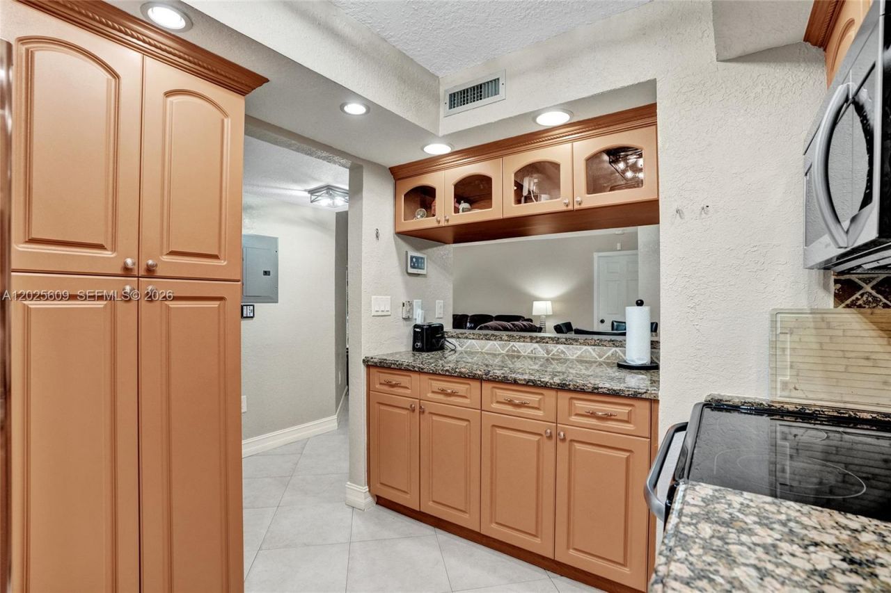927 NE 199th St, Unit 103, Miami, FL 33179 Photo