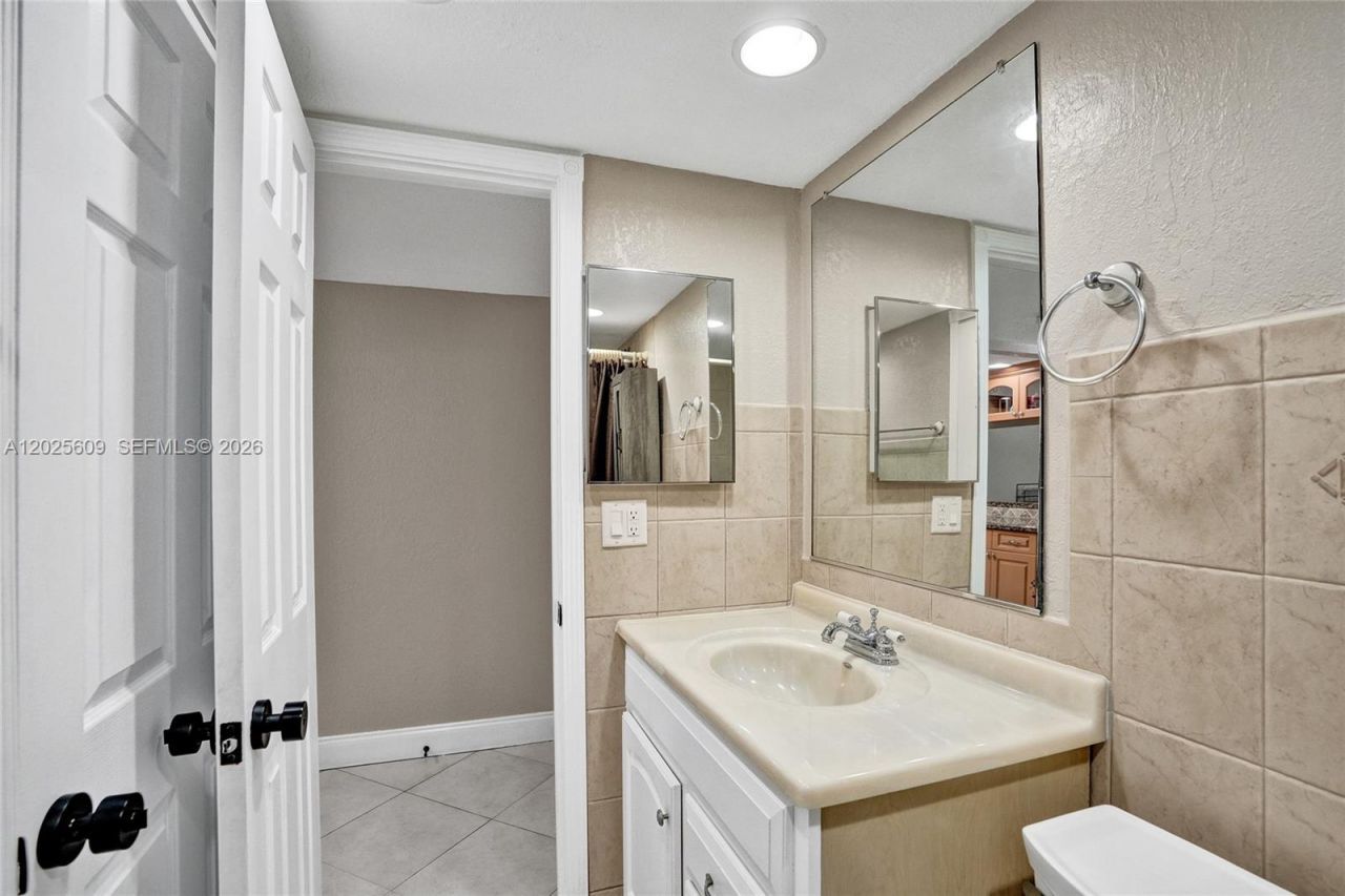 927 NE 199th St, Unit 103, Miami, FL 33179 Photo