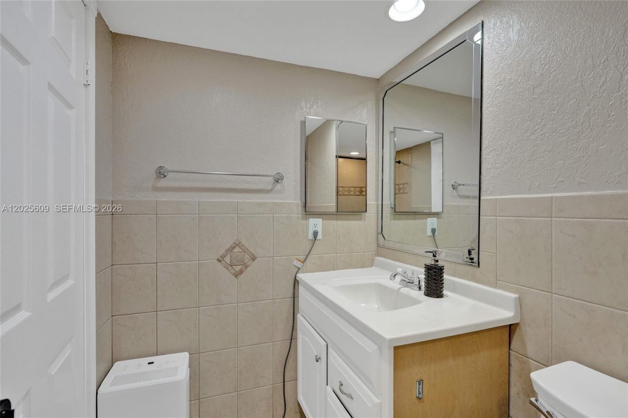 927 NE 199th St, Unit 103, Miami, FL 33179 Photo