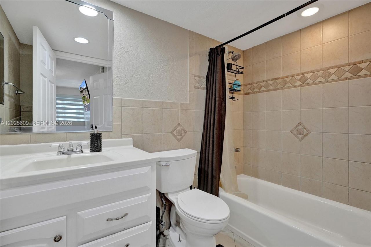 927 NE 199th St, Unit 103, Miami, FL 33179 Photo