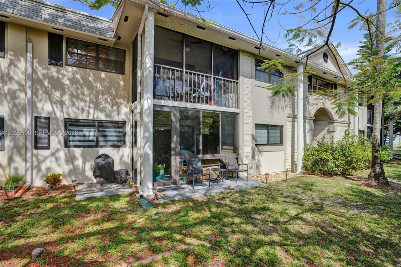 927 NE 199th St, Unit 103, Miami, FL 33179 Photo