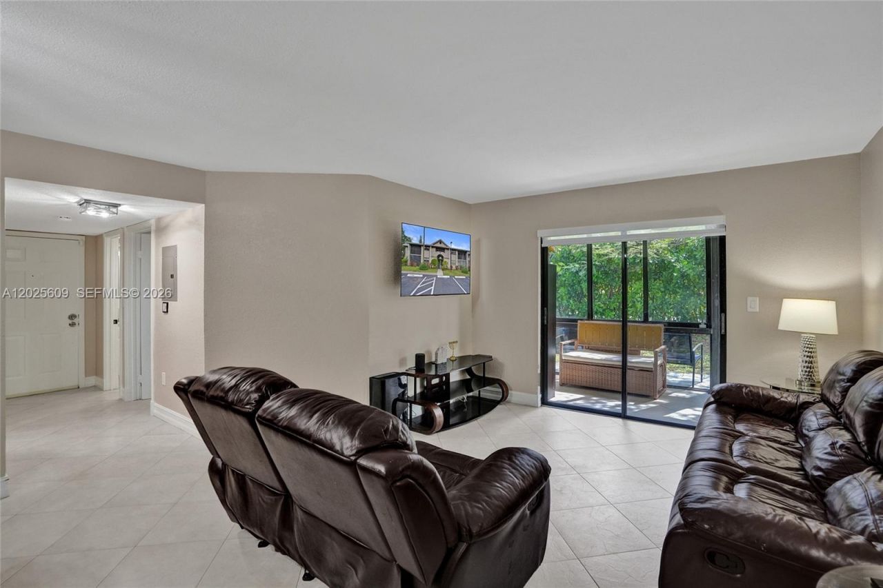 927 NE 199th St, Unit 103, Miami, FL 33179 Photo
