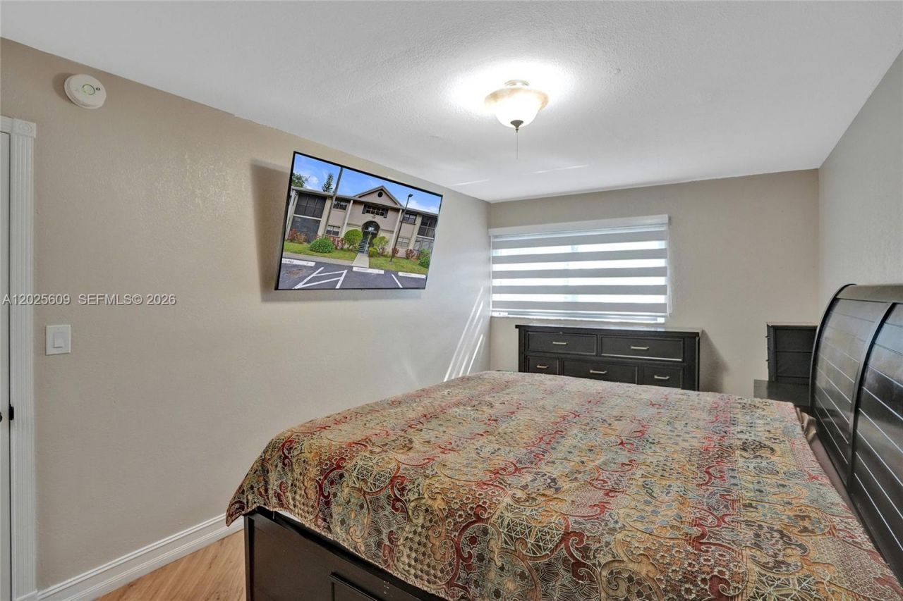 927 NE 199th St, Unit 103, Miami, FL 33179 Photo