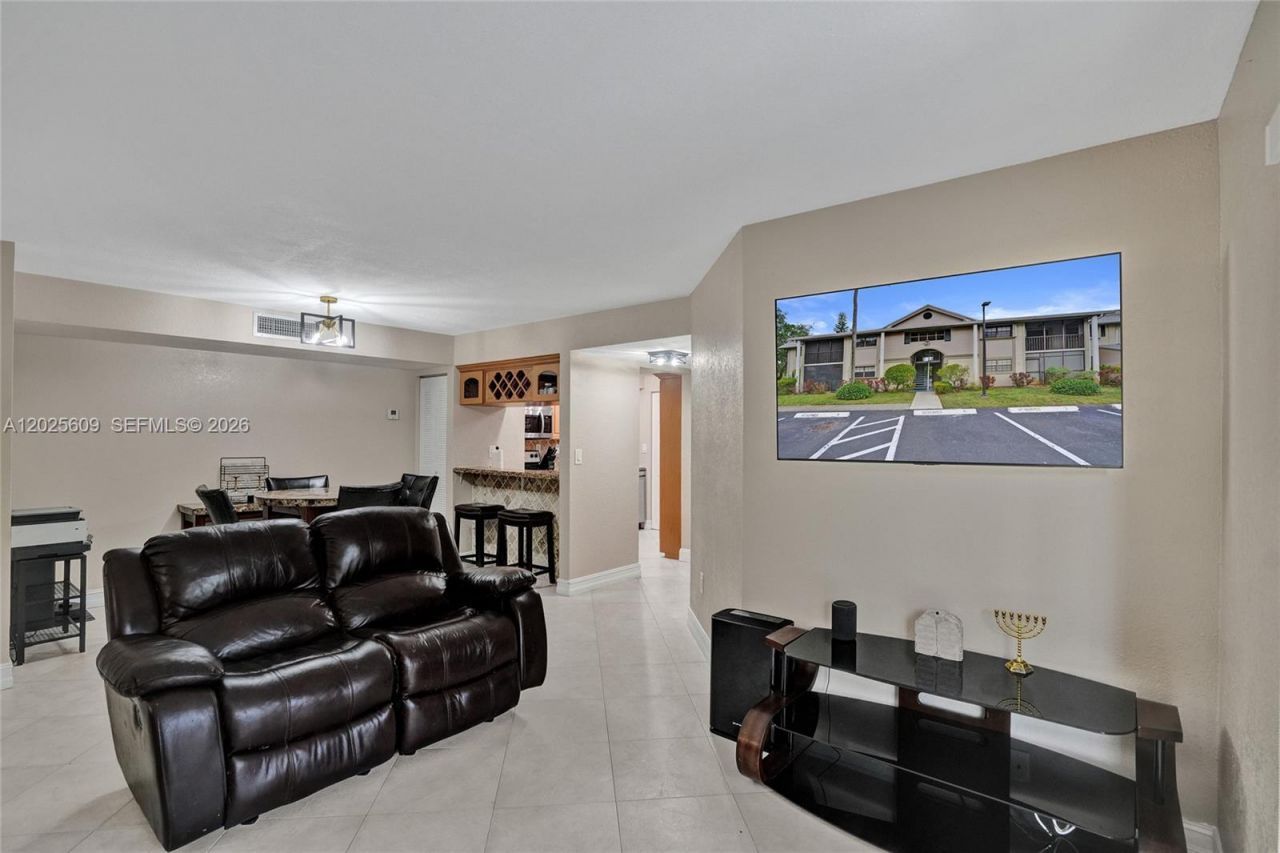 927 NE 199th St, Unit 103, Miami, FL 33179 Photo