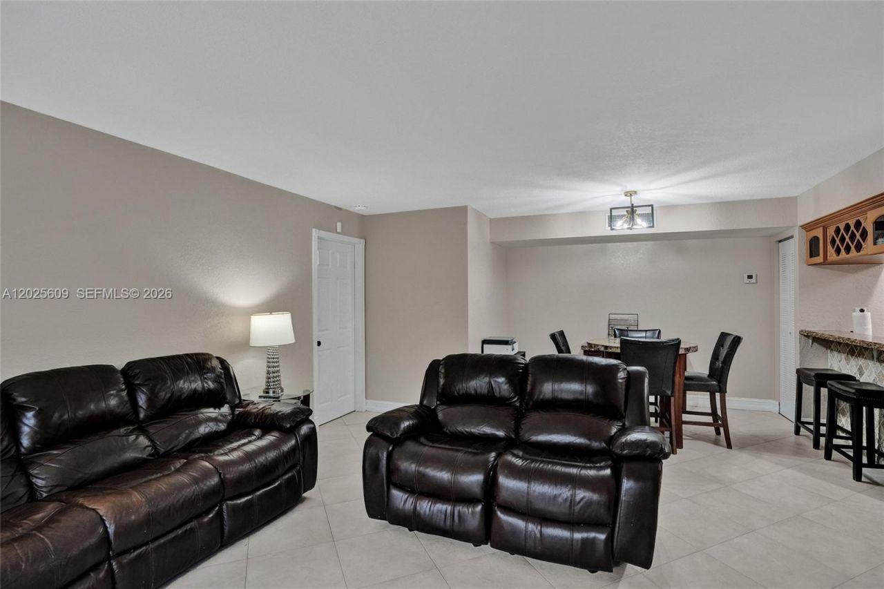 927 NE 199th St, Unit 103, Miami, FL 33179 Photo