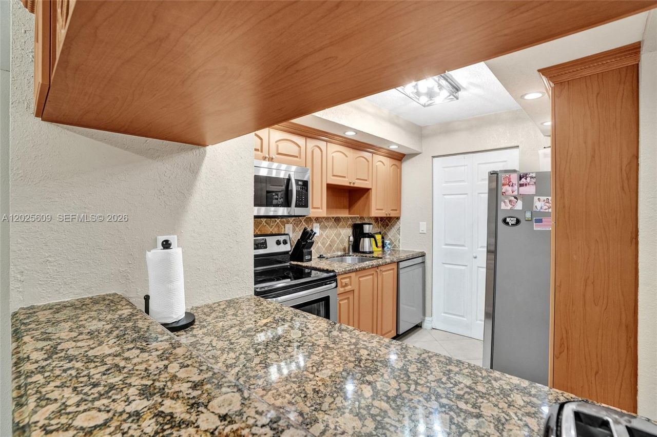 927 NE 199th St, Unit 103, Miami, FL 33179 Photo