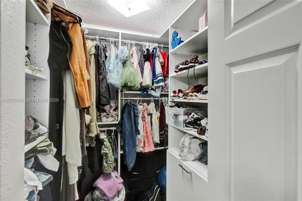 927 NE 199th St, Unit 103, Miami, FL 33179 Photo
