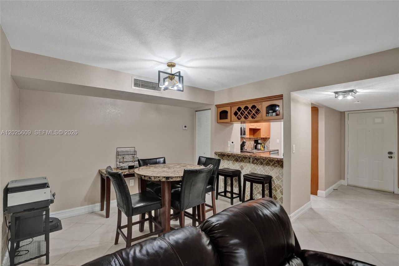 927 NE 199th St, Unit 103, Miami, FL 33179 Photo