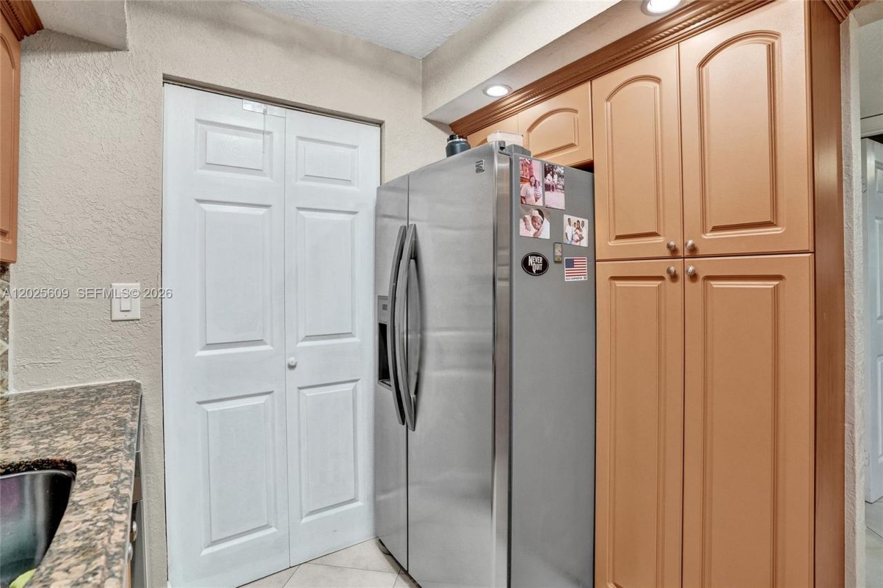 927 NE 199th St, Unit 103, Miami, FL 33179 Photo