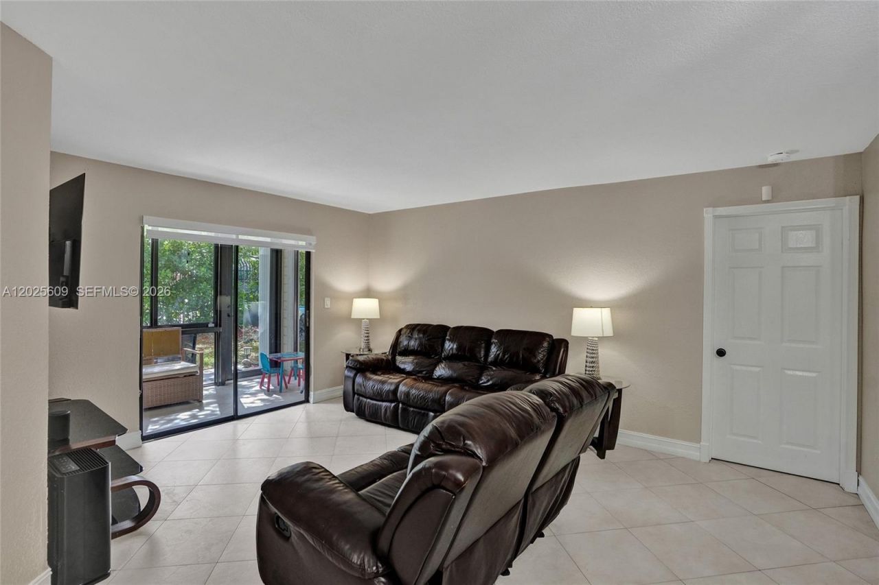 927 NE 199th St, Unit 103, Miami, FL 33179 Photo