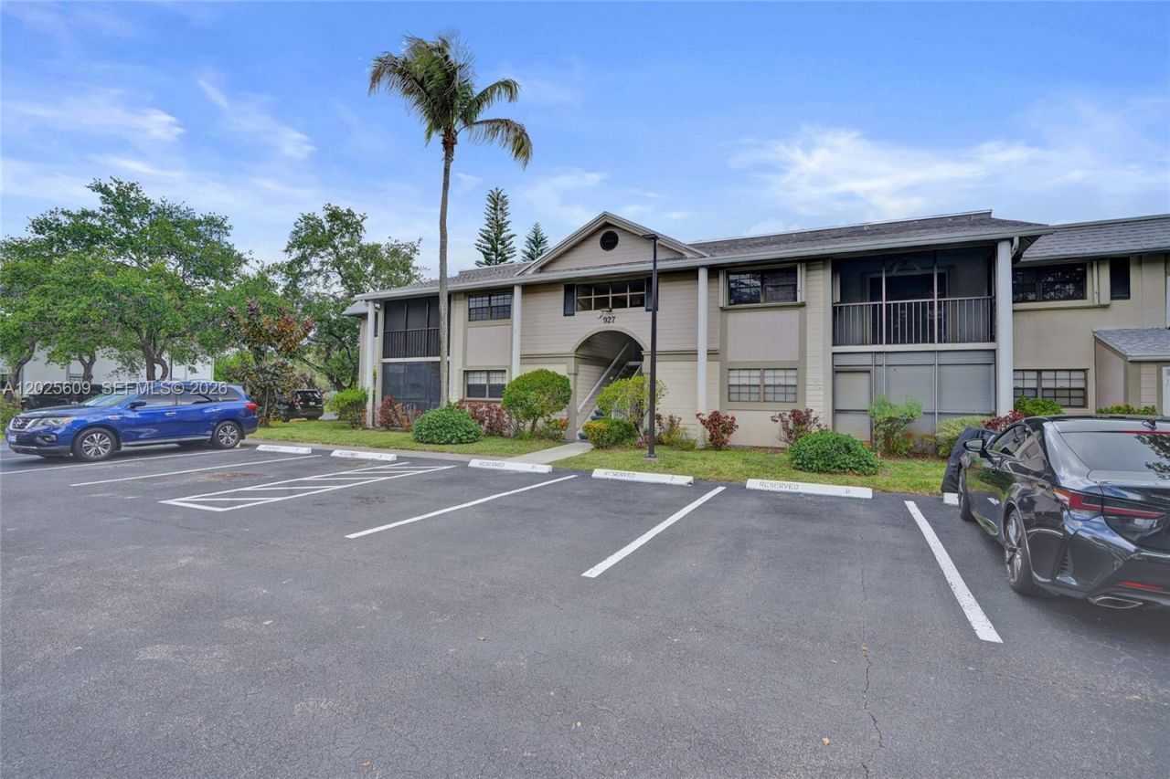 927 NE 199th St, Unit 103, Miami, FL 33179 Photo