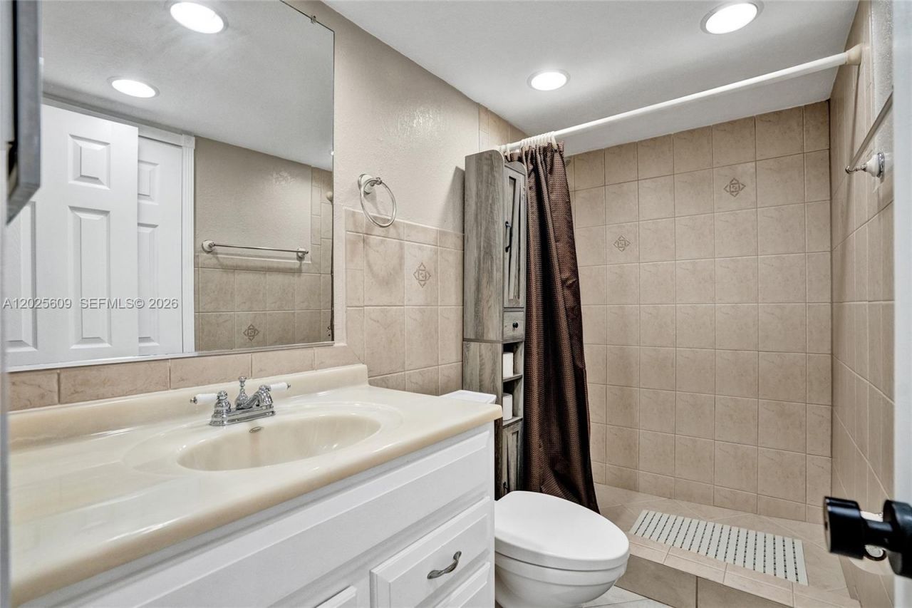 927 NE 199th St, Unit 103, Miami, FL 33179 Photo